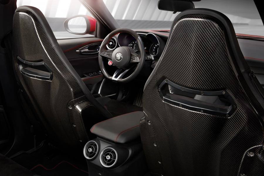 Интерьер Alfa Romeo Giulia Quadrifoglio (952) 2016 года  (NA) (фото 78 из 86)
